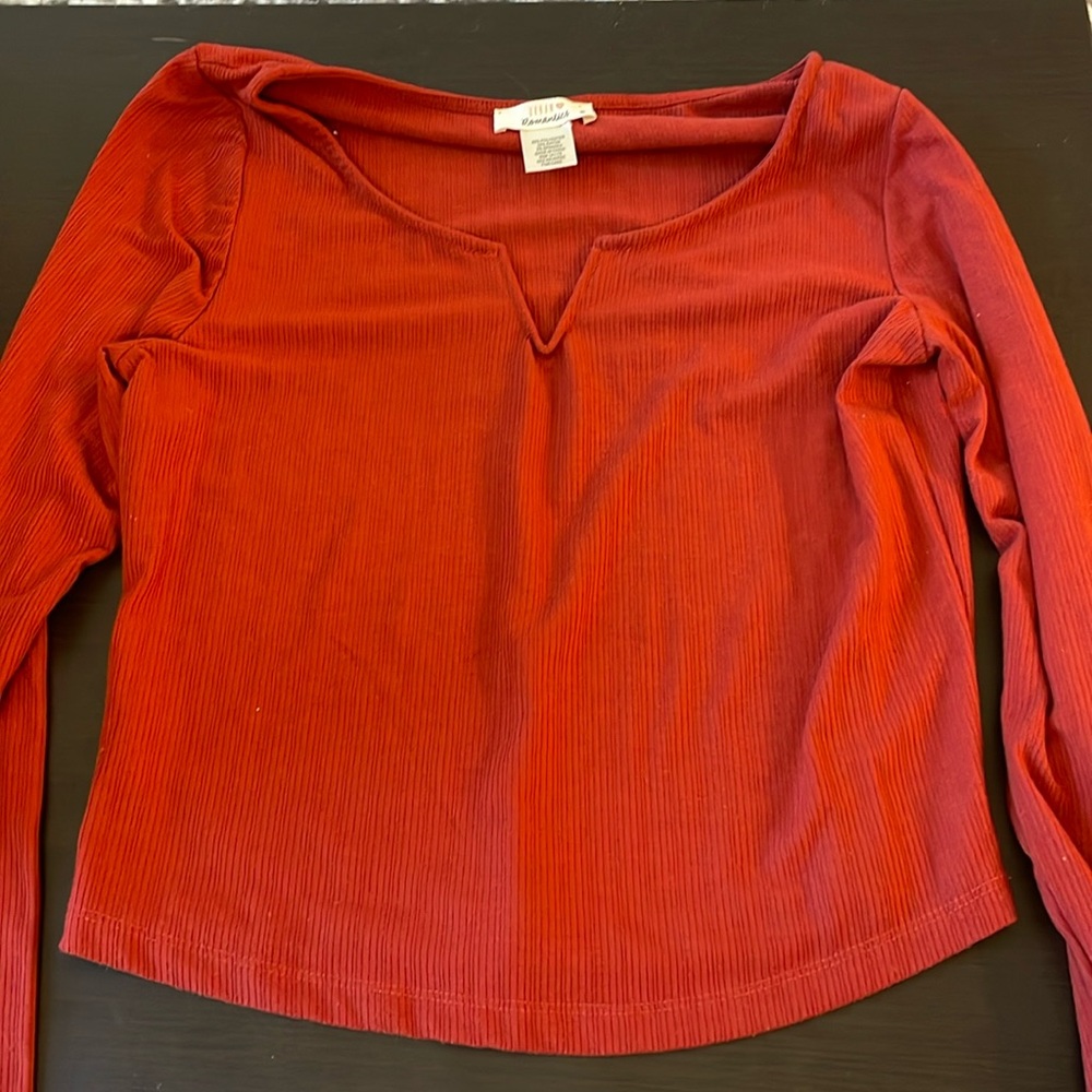 Long sleeve, amber color, low neck with V cut